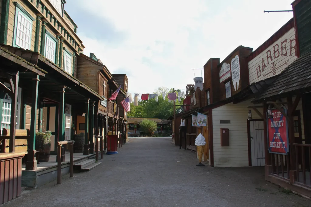 Westernstadt mit Gebäuden auf der linken und rechten Seite eines Weges