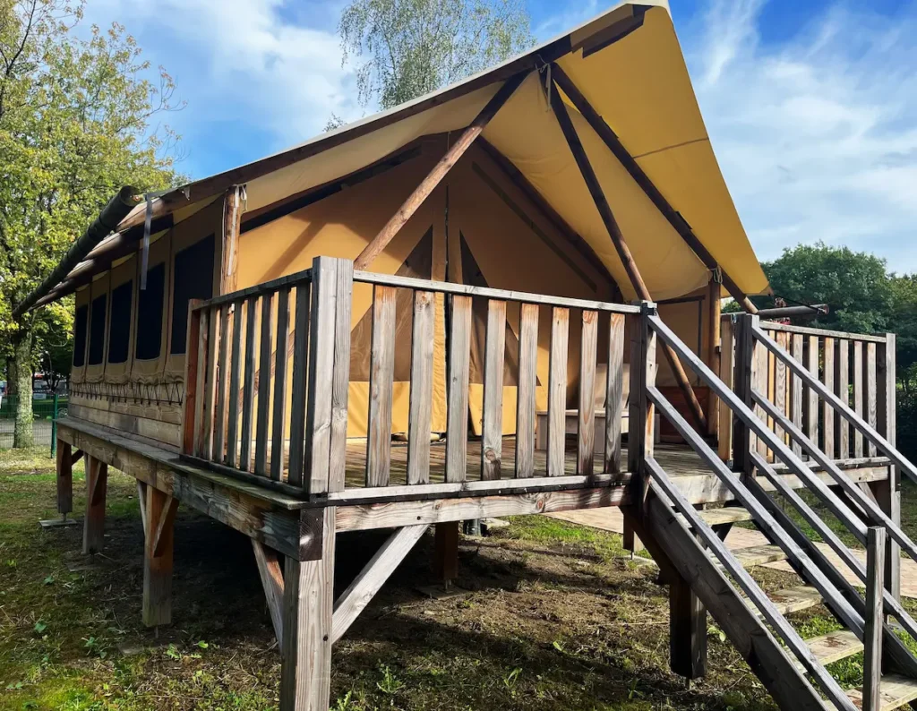 Ein Safari Zelt mit Holzterrasse von Außen
