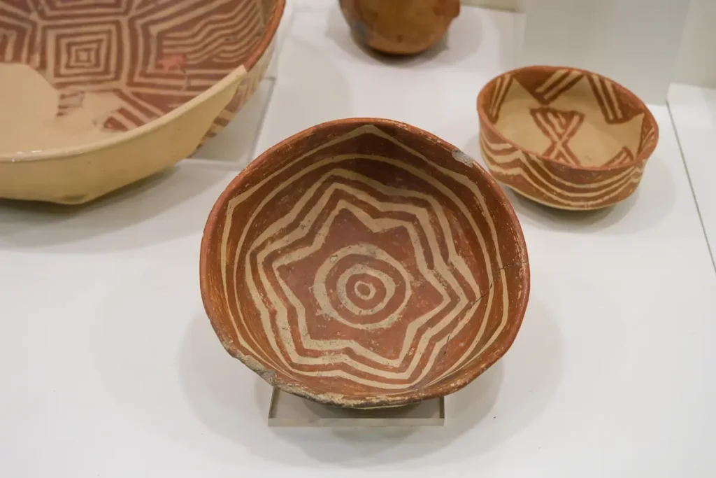 Alte Schalen mit Verzierung in einem Mueseum