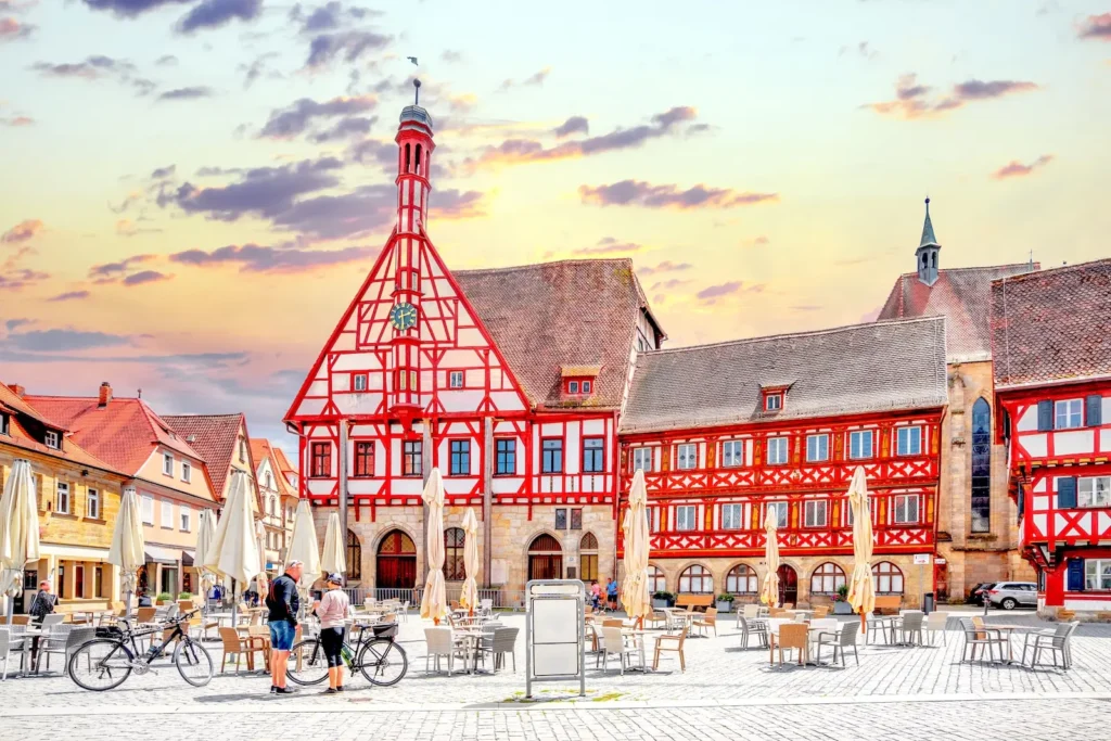 Innenstadt von Forchheim mit rotem Fachwerkhaus und einem großen Platz