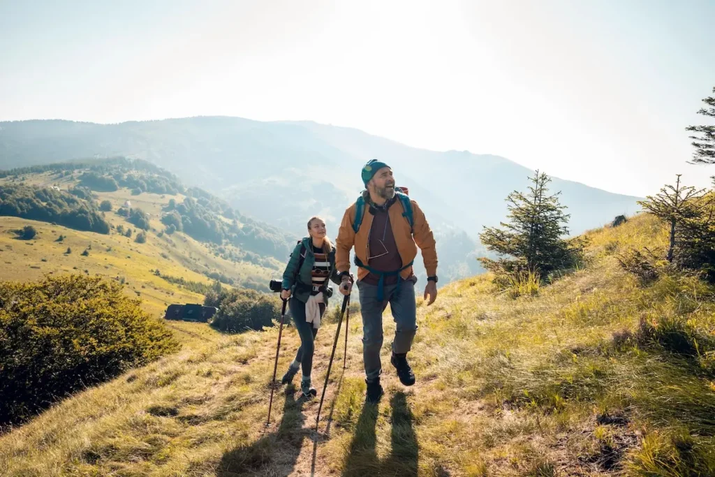 Ein Mann und eine Frau bei einer Wanderung in den Bergen