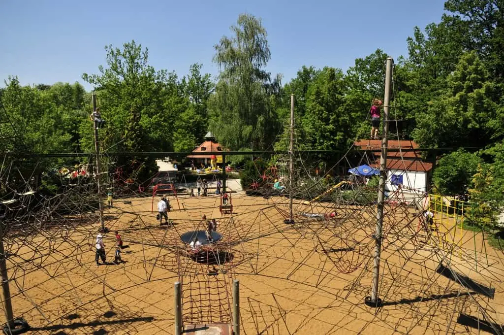 Großer Spielplatz mit Kletternetzen im Freizeitpark Schloss Thurn